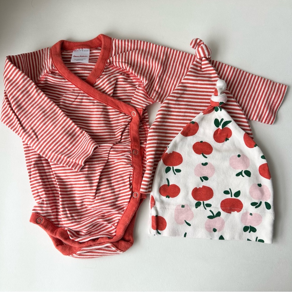 Hanna Andersson Kimono Wrap Long Sleeve Onesie and 2 Top Knot Hats